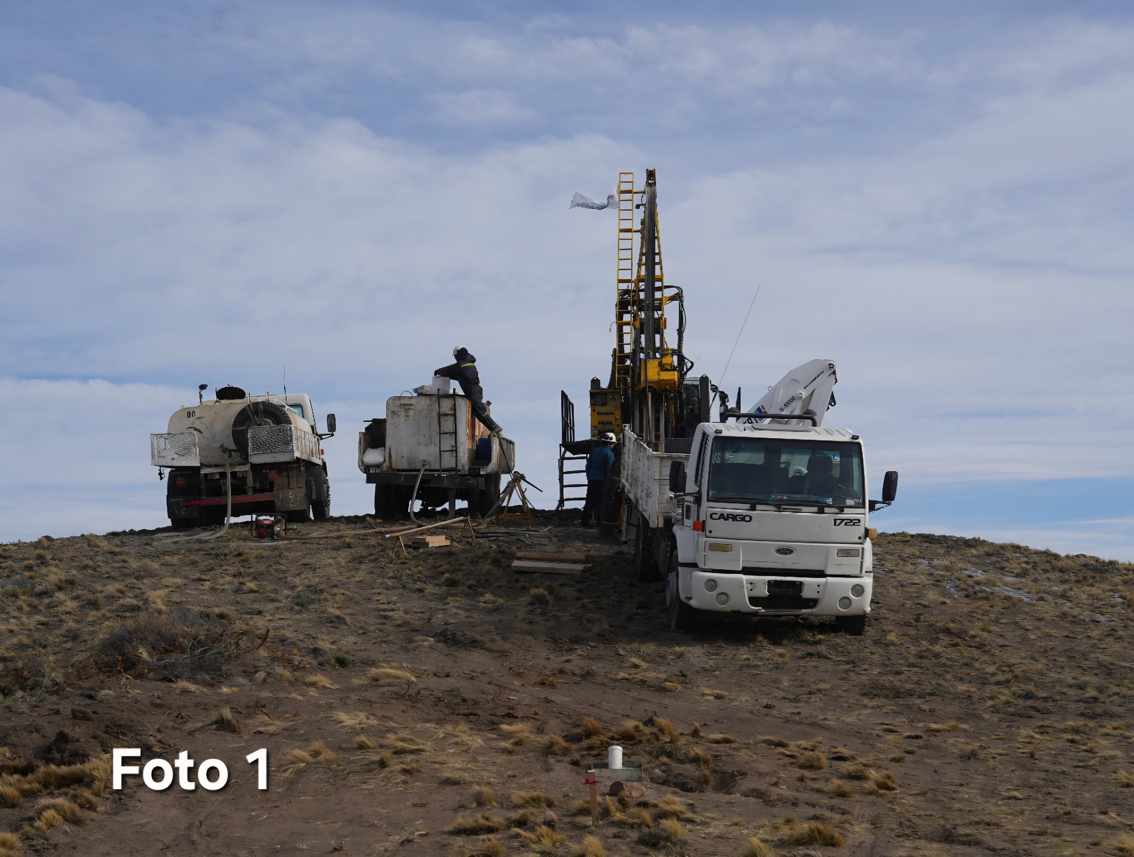 Operarios de Fomicruz S.E. coordinan las tareas en la torre de perforaci&oacute;n durante la campaña desarrollada en el proyecto minero San Agust&iacute;n.