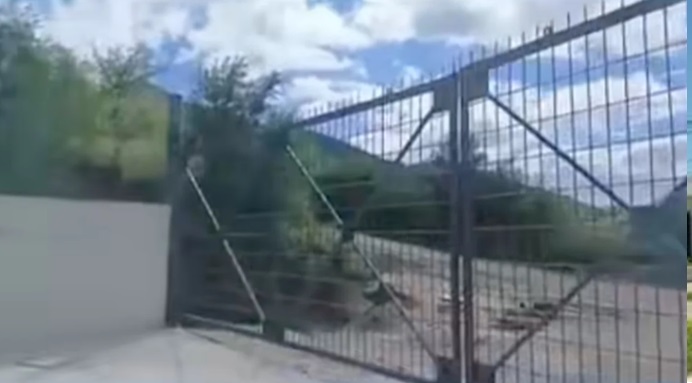 Los vecinos denuncian que se habría modificado un portón