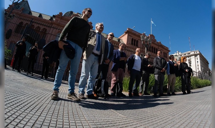 Periodistas acreditados frente a la Casa Rosada