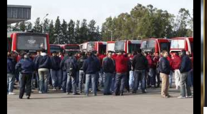 Las largas colas en las paradas grafican el deterio del servicio