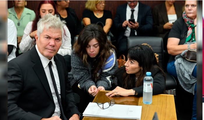 Burlando junto a Dalma y Gianinna en el primer juicio.