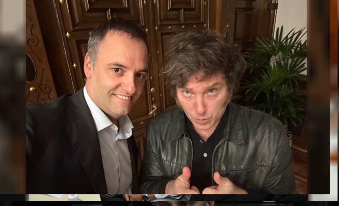 El presidente Javier Milei junto al jefe de Gabinete, Manuel Adorni.