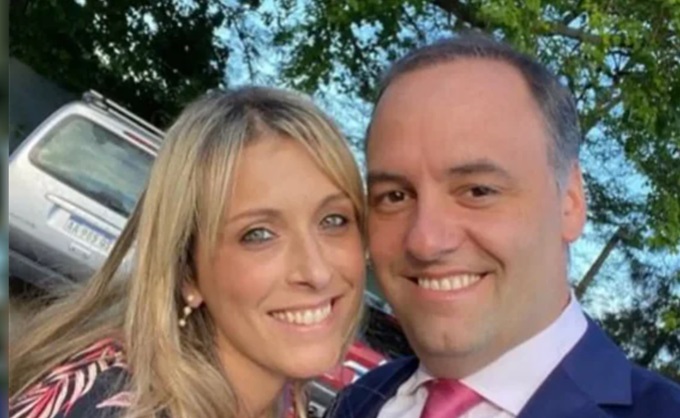 ADORNI Y SU ESPOSA