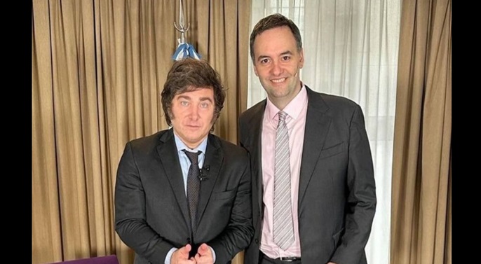 El presidente Javier Milei junto al jefe de Gabinete, Manuel Adorni.