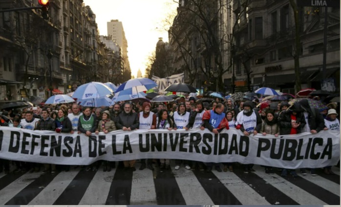 Las universidades nacionales marchando a Plaza de Mayo.