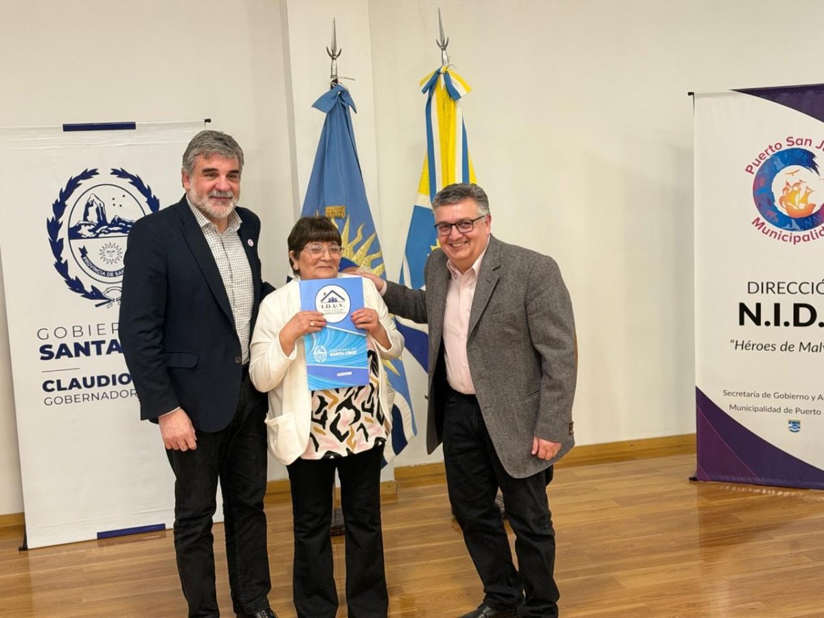 El intendente Daniel Gardonio, junto a De La Torre y propietaria.