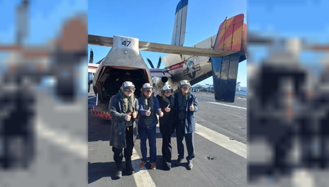 El presidente Javier Milei y el portaaviones norteamericano.