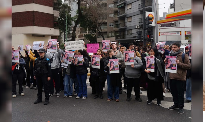MARCHA EN LA PUERTA DEL COLEGIO