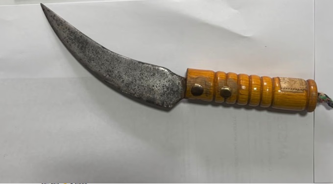 La Policía secuestró un cuchillo artesanal de hoja curva.