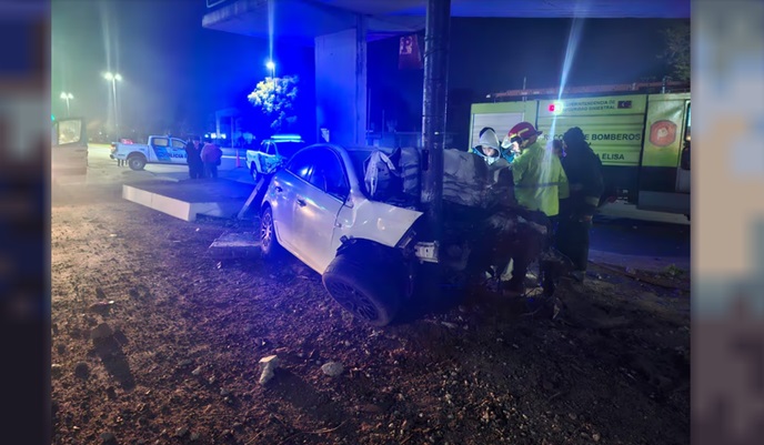 Así quedó el auto tras el brutal choque.