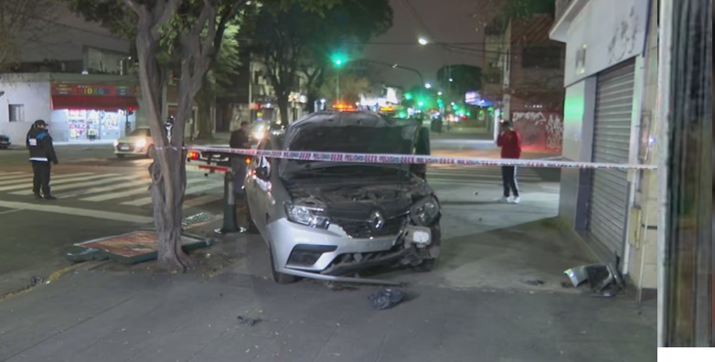 El auto de la víctima terminó sobre la vereda.