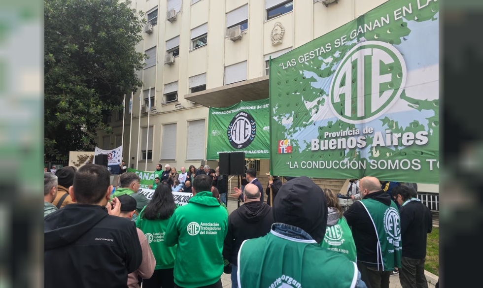 Trabajadores estatales se congregaron en la puerta de FM