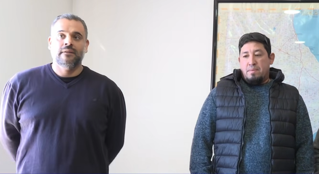 Santillán junto al trabajador reincorporado.