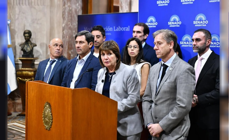 Bullrich junto a los senadores de bloques aliados .
