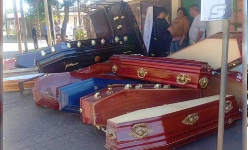 Los féretros, en la entrada de la panadería.