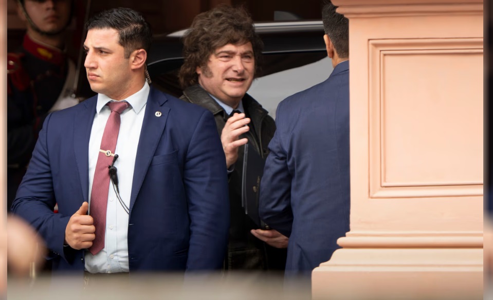 El presidente Javier Milei llega a Casa Rosada.
