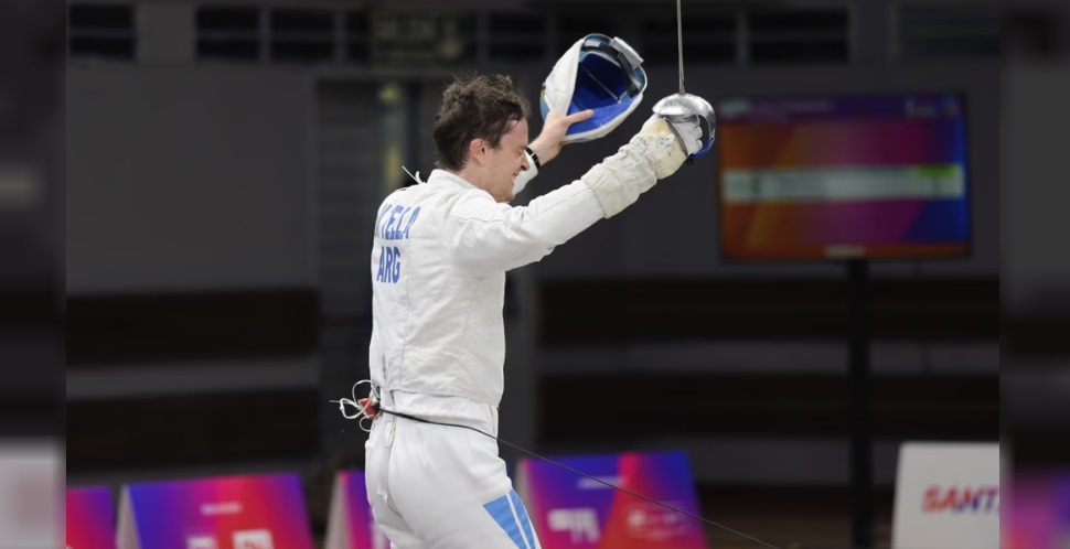 Pascual Di Tella, celebrando la medalla de oro en sable individual