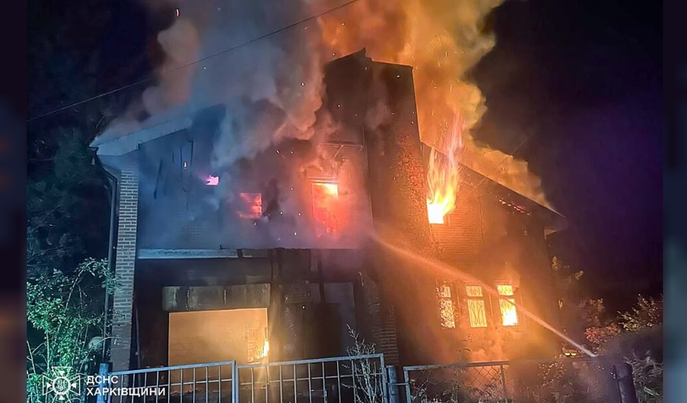 Una casa arde en Jarkov, Ucrania