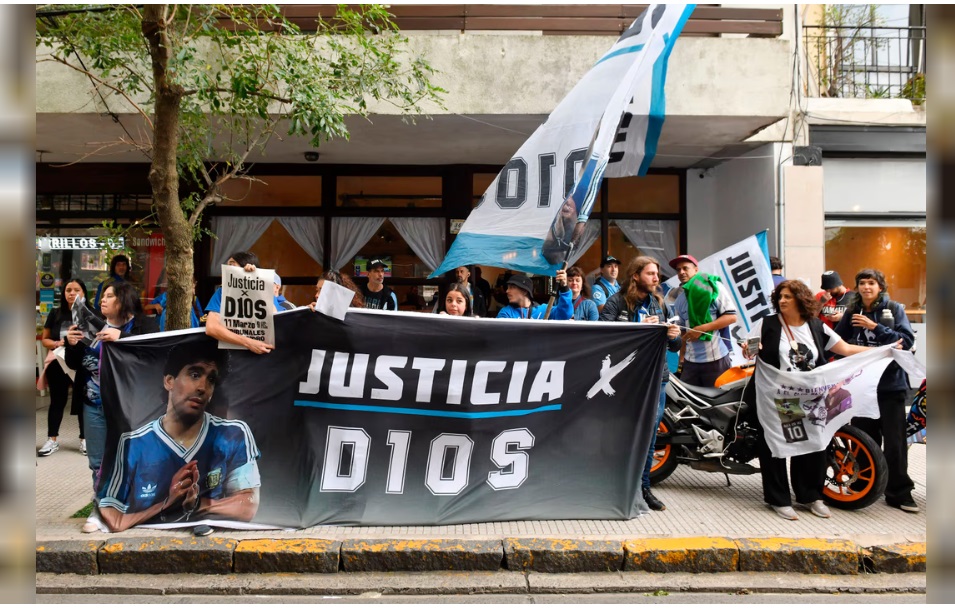 FANÁTICOS EN LA PUERTA DEL TRIBUNAL