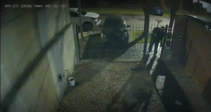 La &ldquo;viuda negra&rdquo; y el damnificado ingresando a su vivienda