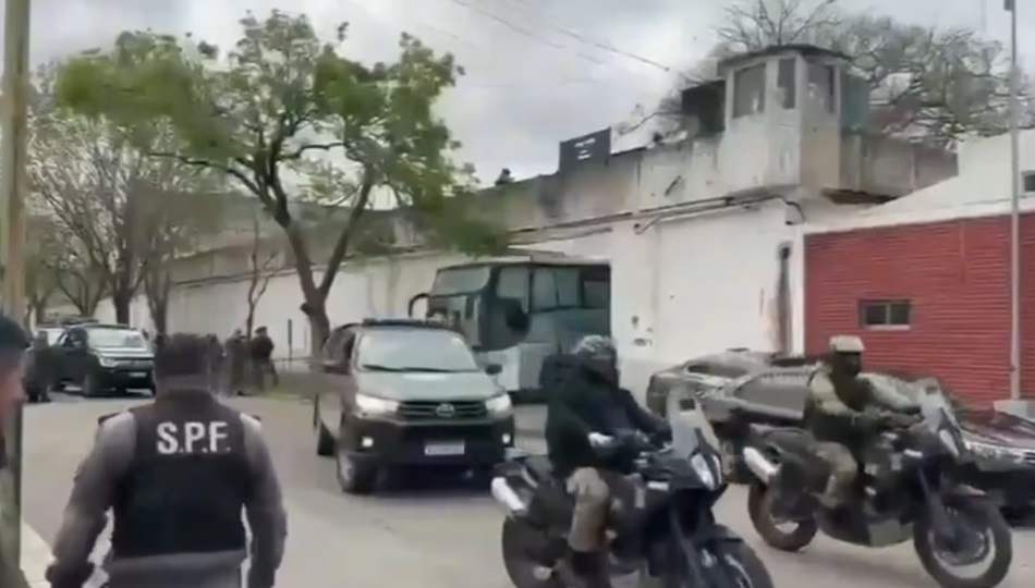 Empezó el traslado de presos del penal de Devoto